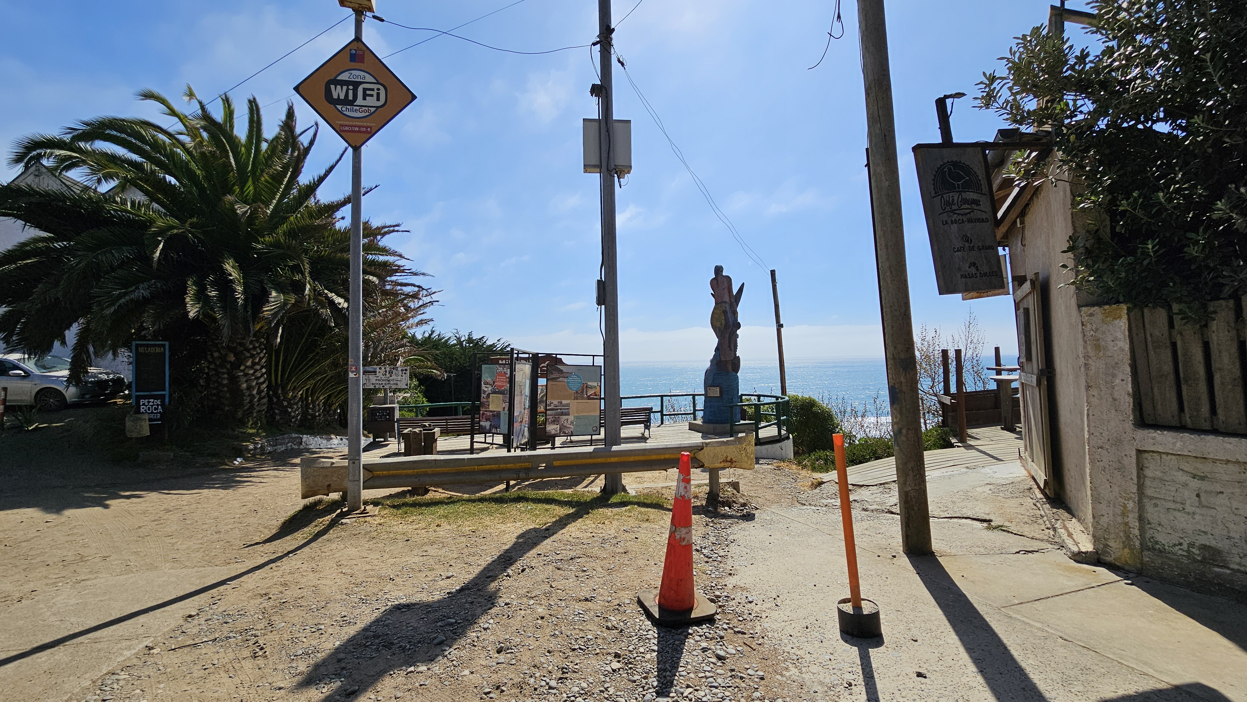 Fotografía de la entrada al mirador, cuenta con conos para resperar los senderos y se encuentra asfaltado